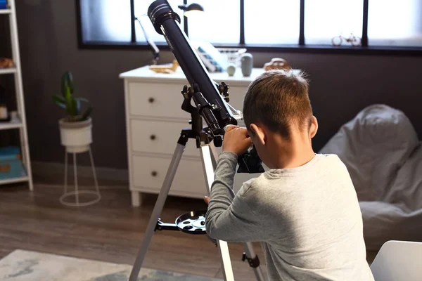 Kleiner Junge Mit Teleskop Blickt Abends Auf Sterne — Stockfoto