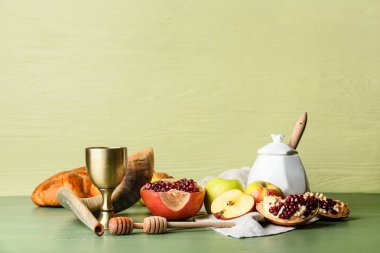 Rosh hashanah (Yahudi Yeni Yılı) için rengarenk ahşap arka planda kompozisyon