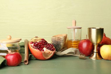 Rosh hashanah (Yahudi Yeni Yılı) için rengarenk ahşap arka planda kompozisyon