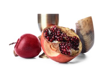 Şarap ve beyaz arka planda meyveler için kutsal kadeh ile Shofar. Rosh hashanah (Yahudi Yeni Yılı) kutlaması