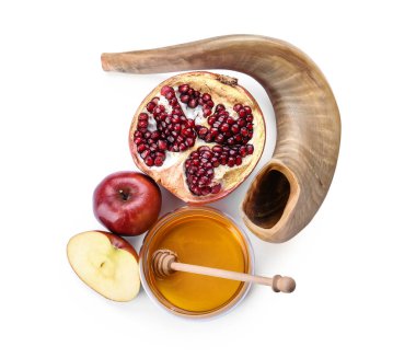 Beyaz arka planda ballı ve meyveli Shofar. Rosh hashanah (Yahudi Yeni Yılı) kutlaması