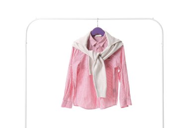 Beyaz arka planda şık okul üniforması olan raflar