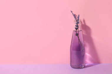 Renkli lavantalı bir şişe taze kokteyl.