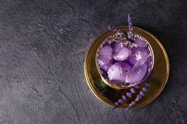 Koyu arkaplanda lavantalı bir bardak taze kokteyl.