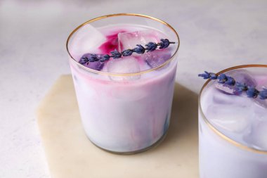 Hafif arka planda lavantalı taze kokteyller, yakın plan.