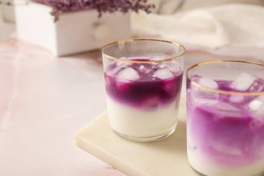 Hafif arka planda lavantalı taze kokteyl bardakları.