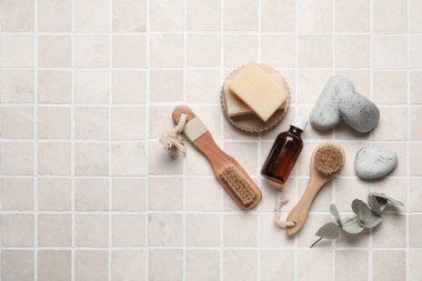 Açık fayans zemininde farklı vücut fırçaları olan kompozisyon