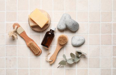 Açık fayans zemininde farklı vücut fırçaları olan kompozisyon