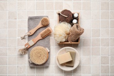 Açık fayans zemininde farklı vücut fırçaları olan kompozisyon