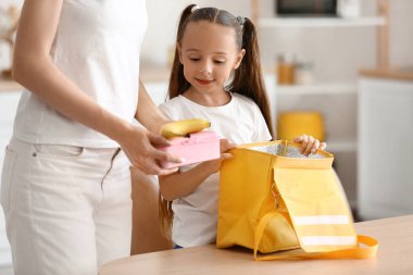 Anne okul yemeği evde küçük kızı için ambalaj