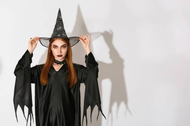 Cadı olarak Cadılar Bayramı için açık renkli giymiş kadın güzel