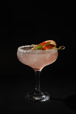 Koyu arkaplanda bir bardak lezzetli greyfurt margaritası