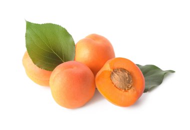 Beyaz arka planda lezzetli olgun kayısılar