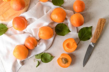 Hafif arka planda lezzetli olgun kayısılar.