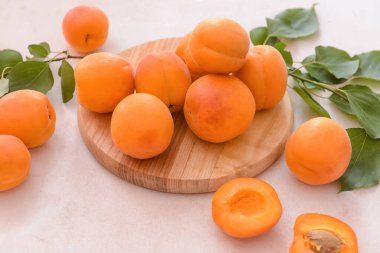 Hafif arka planda lezzetli olgun kayısıları olan tahta