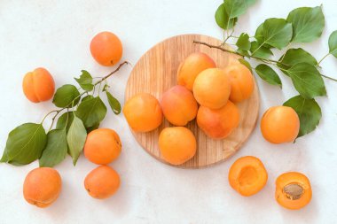 Hafif arka planda lezzetli olgun kayısıları olan tahta