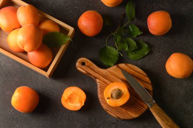 Koyu arka planda lezzetli olgun kayısılar.