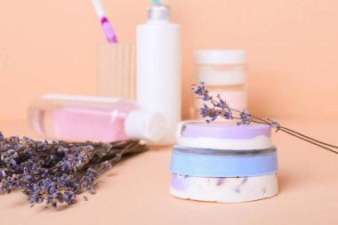 Renkli arkaplanda sabun çubukları ve lavanta çiçekleri