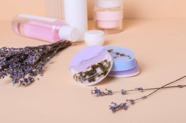 Renkli arkaplanda sabun çubukları ve lavanta çiçekleri
