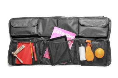 Beyaz arka planda farklı şeylere sahip seyahat organizatörü