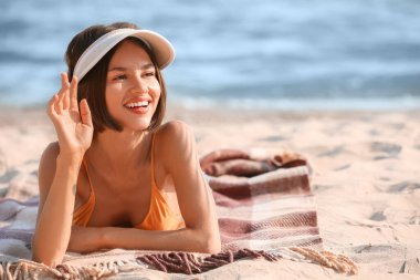 Deniz sahilinde güzel genç bir kadın