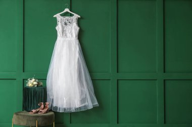 Güzel gelinlik ve aksesuarlar.