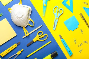 Renk arkaplan üzerinde kırtasiye ve solunum cihazı seti