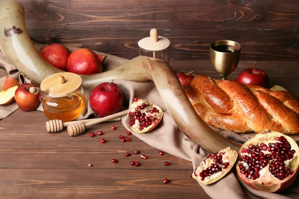 Rosh hashanah (Yahudi Yeni Yılı) için ahşap arka planda kompozisyon