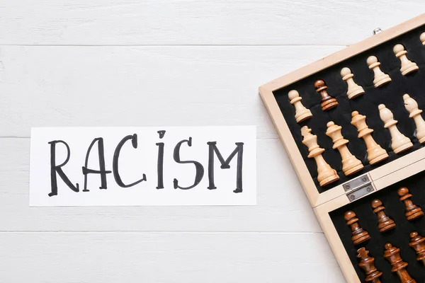 Διαφορετικά Κομμάτια Σκάκι Λευκό Ξύλινο Φόντο Έννοια Ρατσισμού — Φωτογραφία Αρχείου