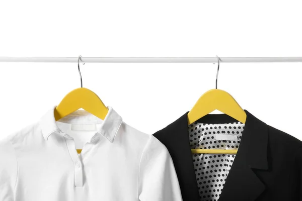 Rack Mit Stilvoller Schuluniform Auf Weißem Hintergrund — Stockfoto
