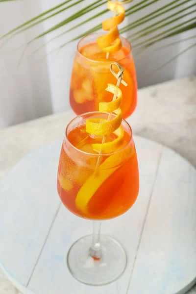 Copos Aperol Spritz Cocktail Fundo Claro — Fotografia de Stock