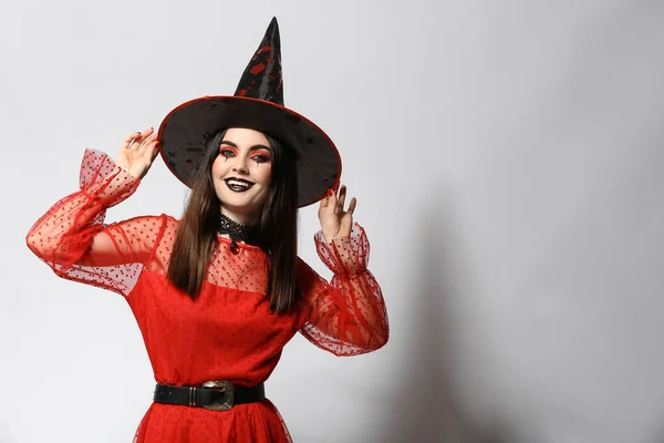 Hermosa Mujer Vestida Bruja Para Halloween Sobre Fondo Claro —  Fotos de Stock