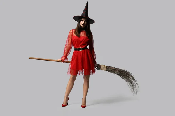 Krásná Žena Oblečená Jako Čarodějnice Halloween Světlém Pozadí — Stock fotografie