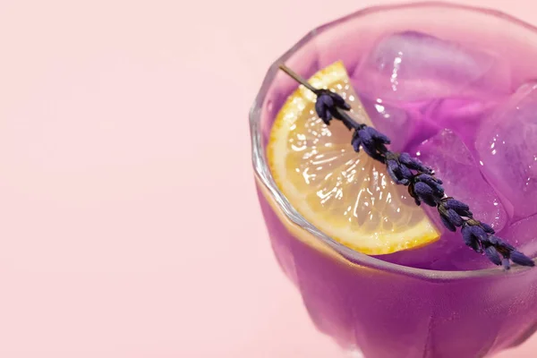 Glas Frischer Cocktail Mit Lavendel Auf Farbigem Hintergrund Nahaufnahme — Stockfoto