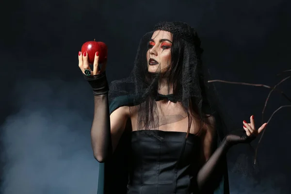 Junge Hexe Mit Apfel Auf Dunklem Hintergrund — Stockfoto