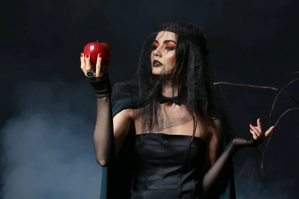 Joven Bruja Con Manzana Sobre Fondo Oscuro —  Fotos de Stock