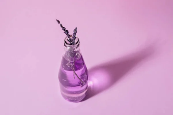 Бутылка Свежего Коктейля Лавандой Цветном Фоне — стоковое фото