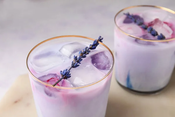 Bril Van Verse Cocktail Met Lavendel Lichte Ondergrond Close — Stockfoto