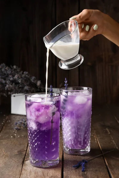 Vrouw Gieten Melk Glas Met Verse Lavendel Cocktail Donkere Houten — Stockfoto