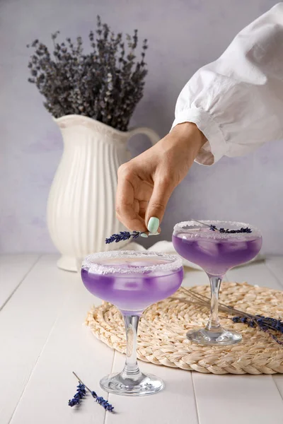 Frau Dekoriert Glas Mit Frischem Cocktail Mit Lavendel Auf Tisch — Stockfoto