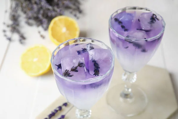 Gläser Mit Frischem Cocktail Mit Lavendel Auf Dem Tisch Nahaufnahme — Stockfoto