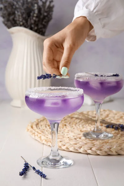 Frau Dekoriert Glas Mit Frischem Cocktail Mit Lavendel Auf Tisch — Stockfoto