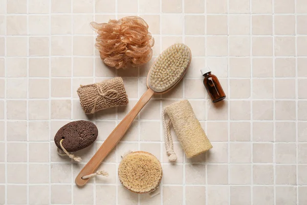 Açık fayans zemininde farklı vücut fırçaları olan kompozisyon