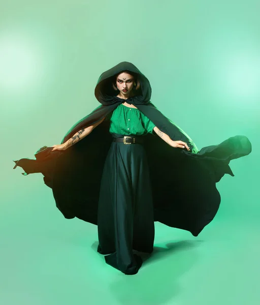 Красивая Женщина Одетая Ведьма Хэллоуин Цветном Фоне — стоковое фото