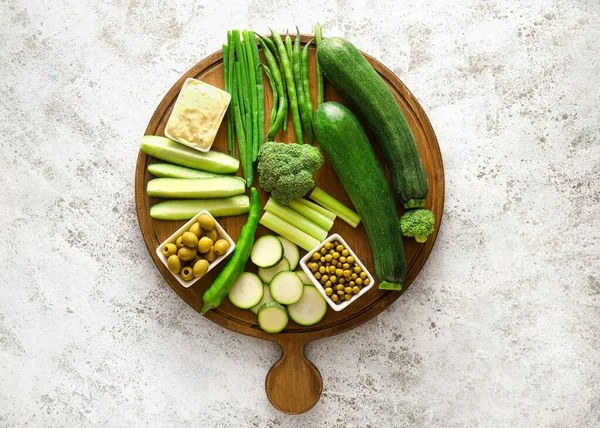 Plateau Avec Différents Légumes Verts Bol Avec Sauce Sur Fond — Photo