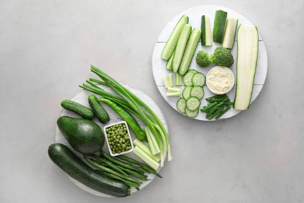 Plateau Avec Différents Légumes Verts Bol Avec Sauce Sur Fond — Photo