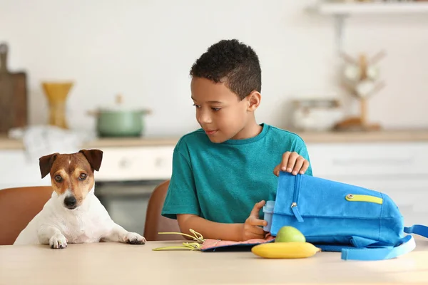 Aranyos Kisfiú Vicces Kutyával Aki Zsákba Teszi Iskolai Ebédjét — Stock Fotó