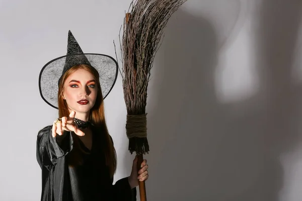 Hermosa Mujer Vestida Bruja Para Halloween Sobre Fondo Gris —  Fotos de Stock