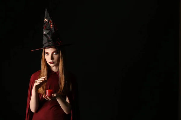 Mladá Čarodějnice Svíčkou Tmavém Pozadí — Stock fotografie