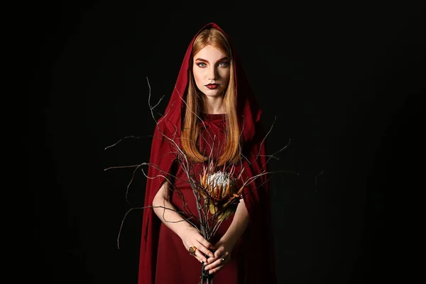 Gyönyörű Öltözött Boszorkány Halloween Sötét Háttér — Stock Fotó